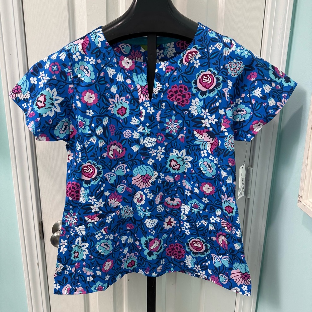NWT Vera Bradley Women's Size Medium Blue Pink Floral V-neck Scrub Top
